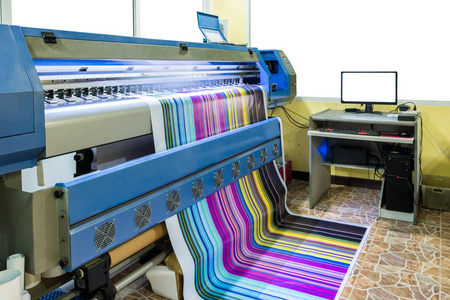 印刷厂计算机控制大喷墨打印机工作多色 cmyk