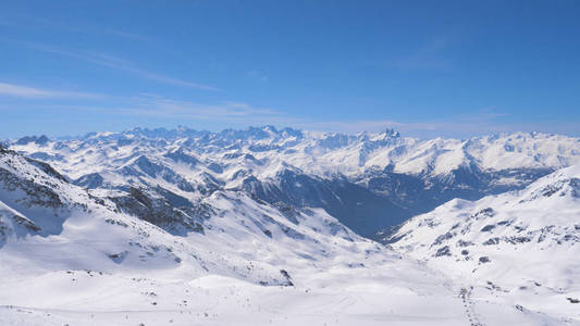 白雪皑皑的高山和滑雪者的惊险全景