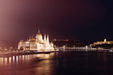 议会的夜视图在布达佩斯, 匈牙利, 欧洲