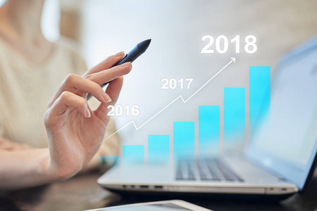 2018年利润增长图, 业务, 财务和投资理念在虚拟屏幕上。改进目标设置