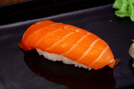 日本传统寿司配鲑鱼