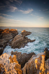 南非花园路线沿岸岩层和印度洋的广角景观图像