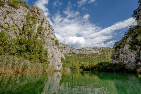 塞蒂纳河周边 Omis Almissa 城市, 住宿, 克罗地亚峡谷河流绿色高山景观