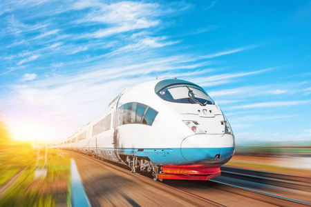 高速快速列车客运机车在火车站的运行美丽风景如画的蓝天