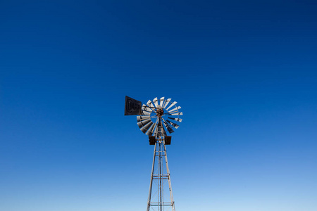 关闭 windpump风车windpomp 在南非卡鲁的明亮蓝天上的图像