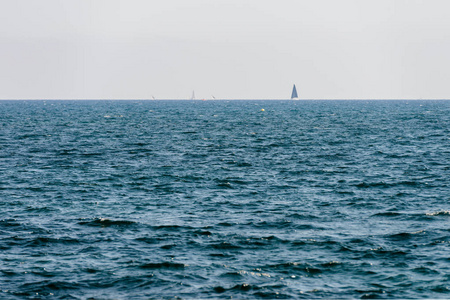 海景帆船在地平线上