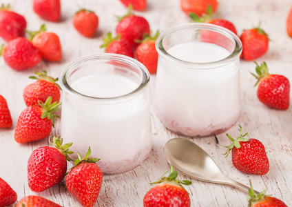 新鲜奶油甜点与生有机草莓在木板。法式酸奶