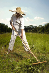 乡村自然乡村男子夏季草甸割草用经典镰刀