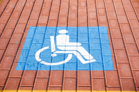停车场标志为残疾人在停车场选择性对焦