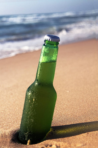 一瓶啤酒在海上