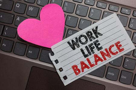 文字书写工作生活平衡。工作或家庭之间的时间划分的商业概念和休闲灰色电脑键盘, 带黄色按钮黑色和红色文本