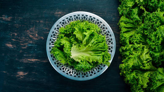 新鲜的绿色生菜。新鲜蔬菜。在一个木质的背景。顶部视图。复制空间