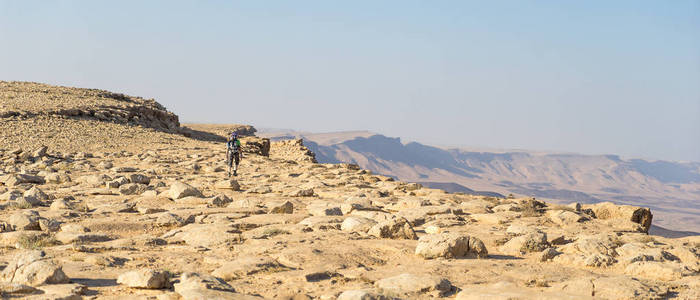 旅行在以色列为沙漠风景和假期
