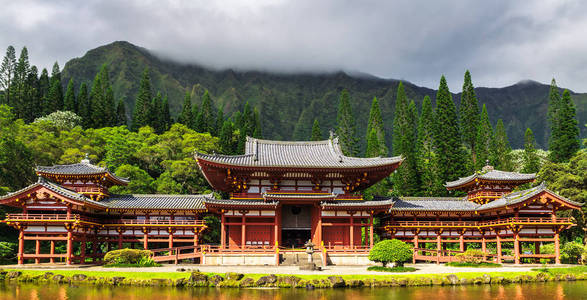 Byodo在 frony 的日本寺庙, 瓦胡岛, 夏威夷的一个池塘