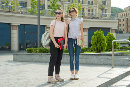 女孩学生用背包, 书去学校, 城市背景