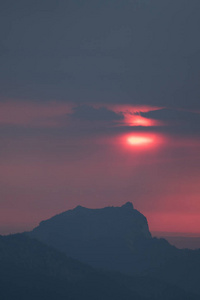 阿尔卑斯山中的一座纯净多彩的浪漫日落