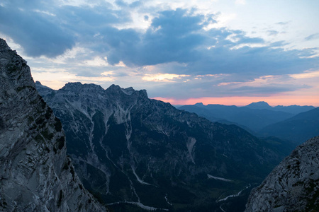 阿尔卑斯山中的一座纯净多彩的浪漫日落