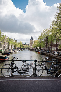 阿姆斯特丹运河上的桥上的自行车, 阿姆斯特丹, 荷兰