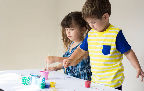 可爱的孩子在幼儿园画画或在家玩的快乐兄弟姐妹
