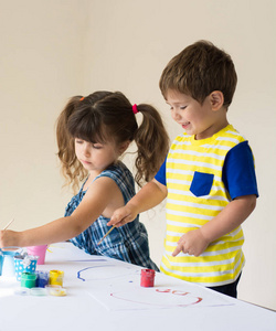 可爱的孩子做他们的手艺, 在幼儿园画画或在家里玩的快乐兄弟姐妹