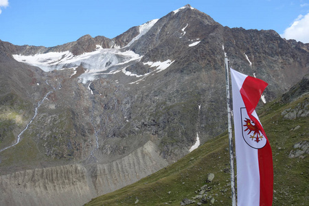 在奥地利阿尔卑斯山徒步旅行