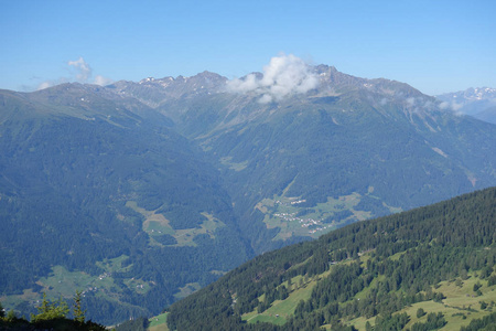 在奥地利阿尔卑斯山徒步旅行图片