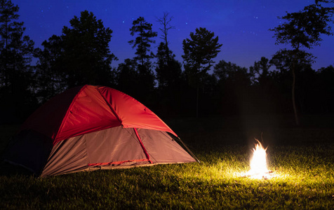 红色帐篷与篝火和星
