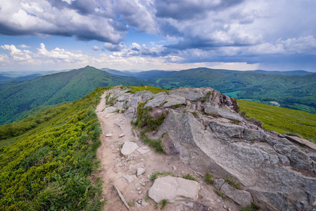 在 Bieszczady 国家公园, 波兰 Subcarpathian 省的 Wetlina 徒步旅行小径上的小熊维尼小屋山小屋