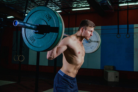 肌肉健身的人准备 deadlift 在他的头上的杠铃在现代健身中心。功能培训。抢夺运动。十字式适合, deadlift