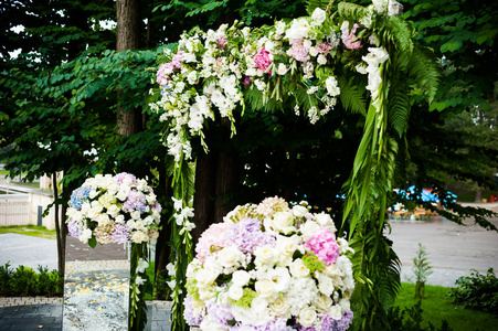 美丽的婚礼装饰品。婚礼拱门与花束为仪式
