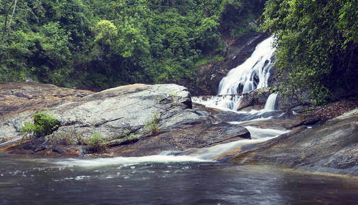 流过湿岩的河流与 Debengeni 瀑布的艺术转换