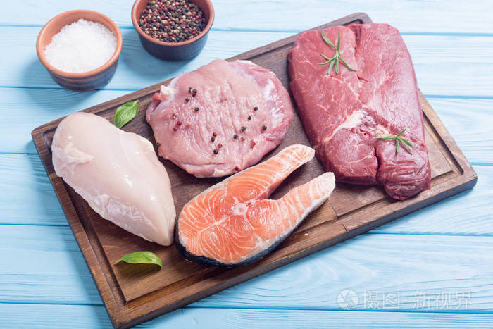 混合牛排肉: 鲑鱼, 牛肉, 猪肉和鸡肉