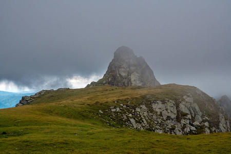 高山景观步道在雾中上山去图片