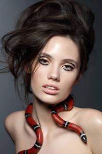 女孩与完美的皮肤, 黑发与红蛇在她的脸上