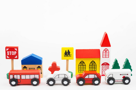 道路交通用木制玩具车在镇上白色背景, 安全和交通法规的概念, 背景。交通系统概念