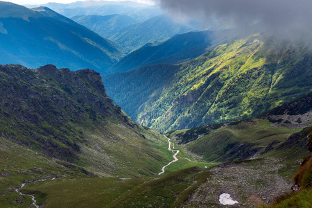 高山景观步道在雾中上山去图片