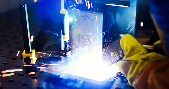 在金属工业工厂工作的工人焊缝