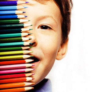 小可爱男孩用彩色铅笔关闭了微笑，教育 f