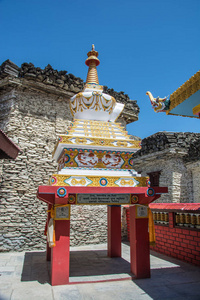 尼泊尔 Marpha 村佛教寺庙中的美丽石佛塔