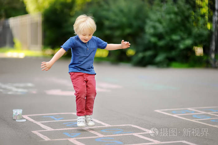 孩子在阳光明媚的日子在操场上玩跳房子学前儿童活动