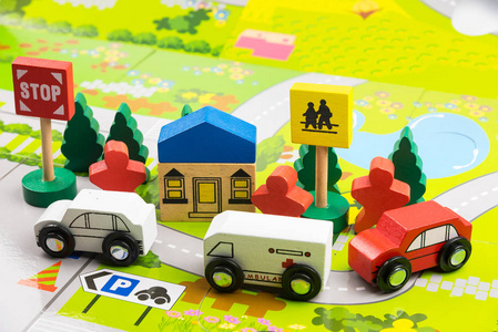 道路交通用木制玩具车在镇上白色背景, 安全和交通法规的概念, 背景。交通系统概念