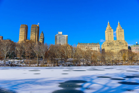 在纽约市的中央公园的湖在冬天风景, 美国