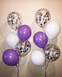 氦气球组成白色, 丁香, 以及透明的银纸屑。为聚会装饰房间
