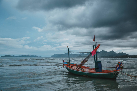 泰国夏季低潮沿岸渔船