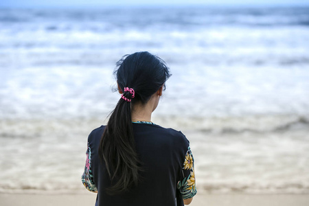 美丽的亚洲妇女在海滩上放松