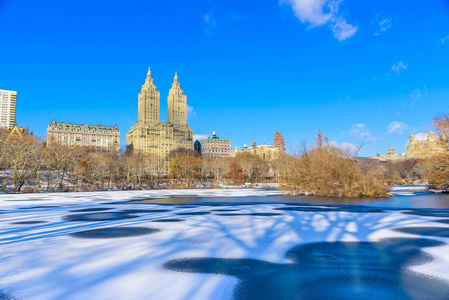 在纽约市的中央公园的湖在冬天风景, 美国