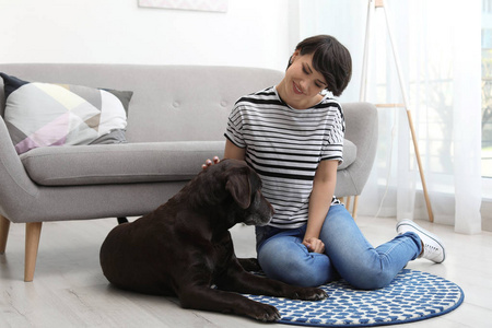 可爱的棕色拉布拉多猎犬与主人在家里