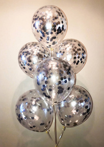 氦气球的组成透明的银纸屑。一个美丽的装饰为任何节日