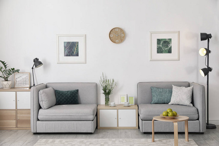 现代室内客厅与舒适的扶手椅在白色墙壁附近