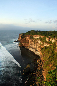 印度尼西亚的风景。海浪和岩石。巴厘岛的性质